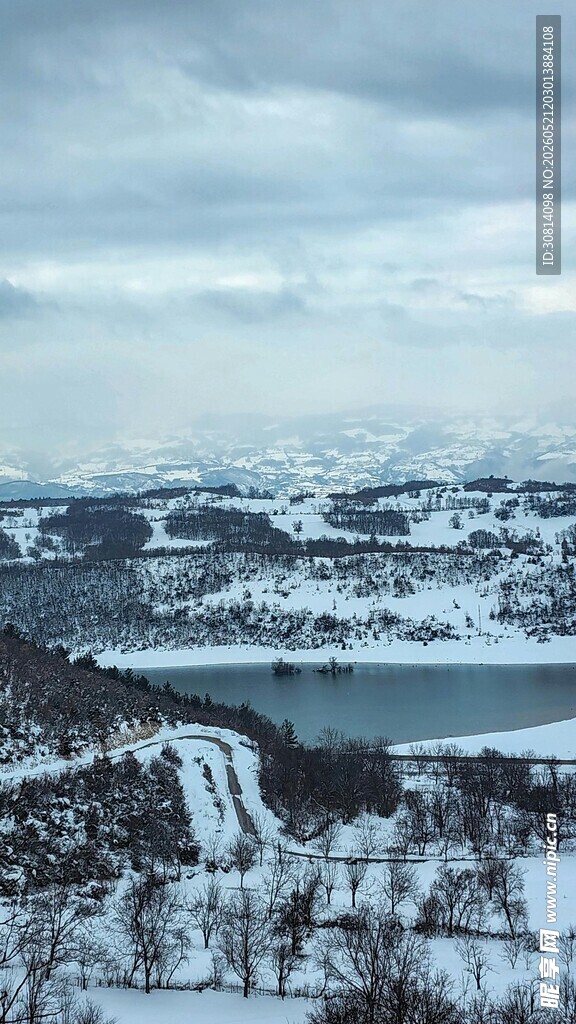 冬日雪景中的宁静湖泊