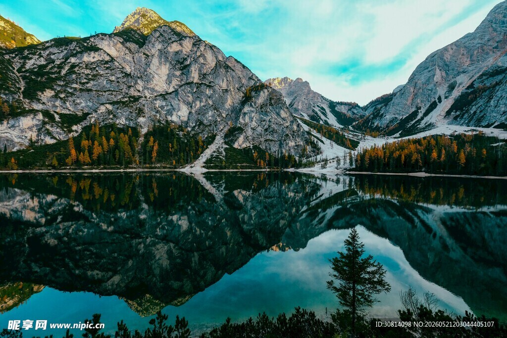 山间湖泊美景倒影如画