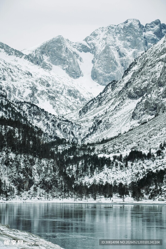 雪山下的静谧湖泊