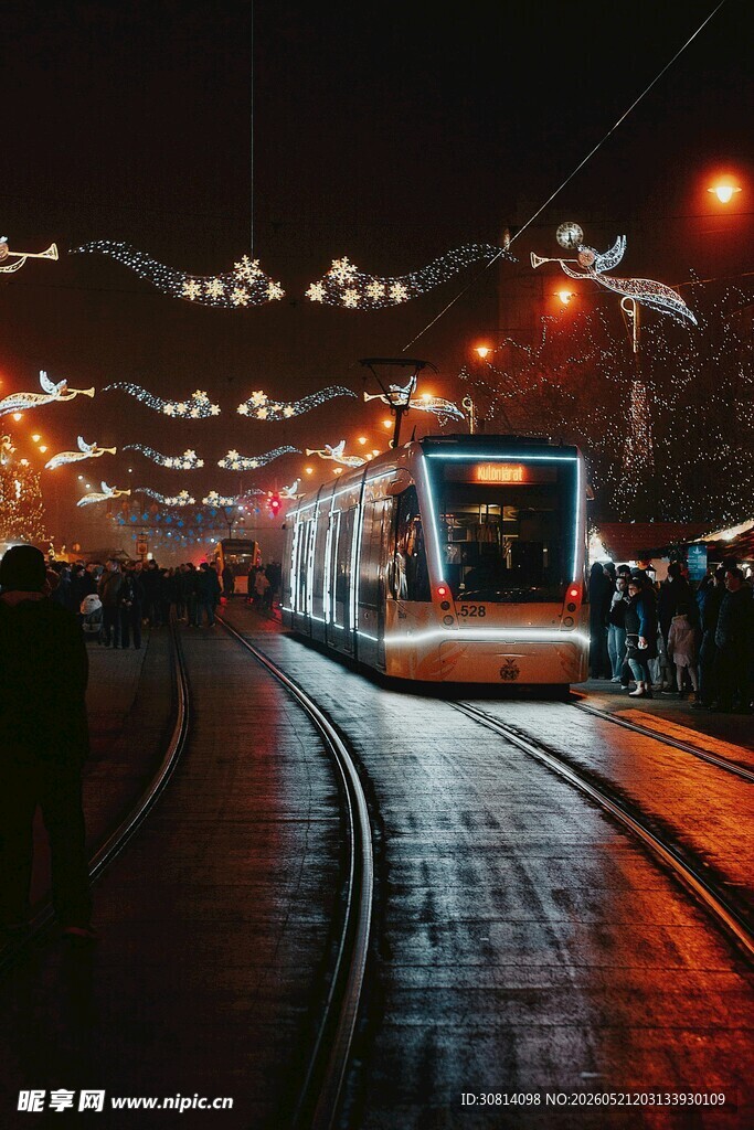 夜晚有轨电车轨道街景