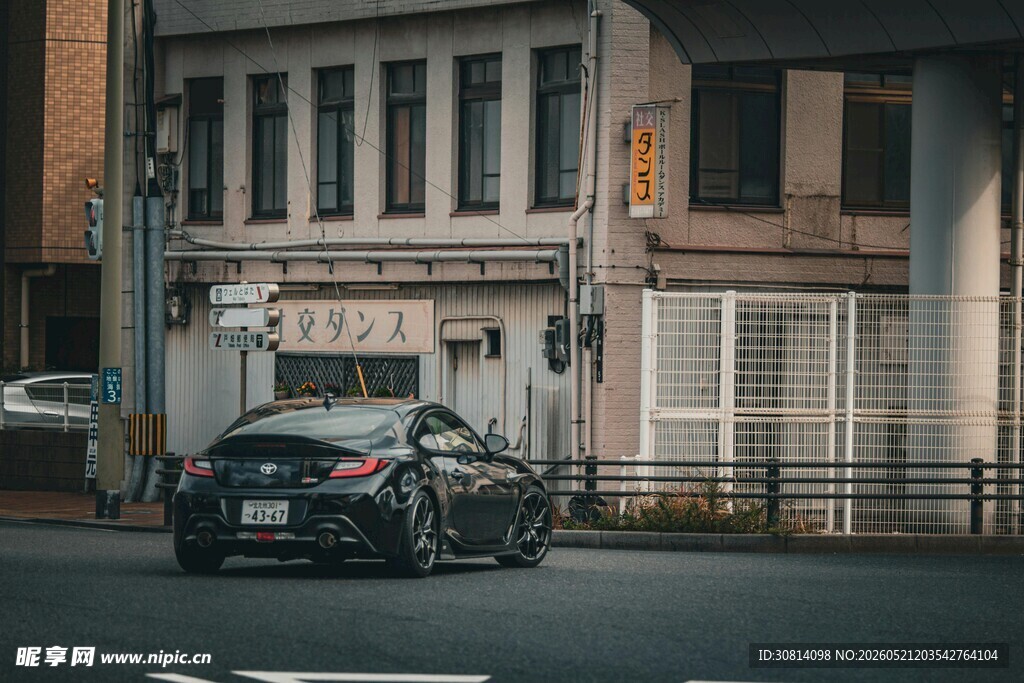 街道上的黑色跑车