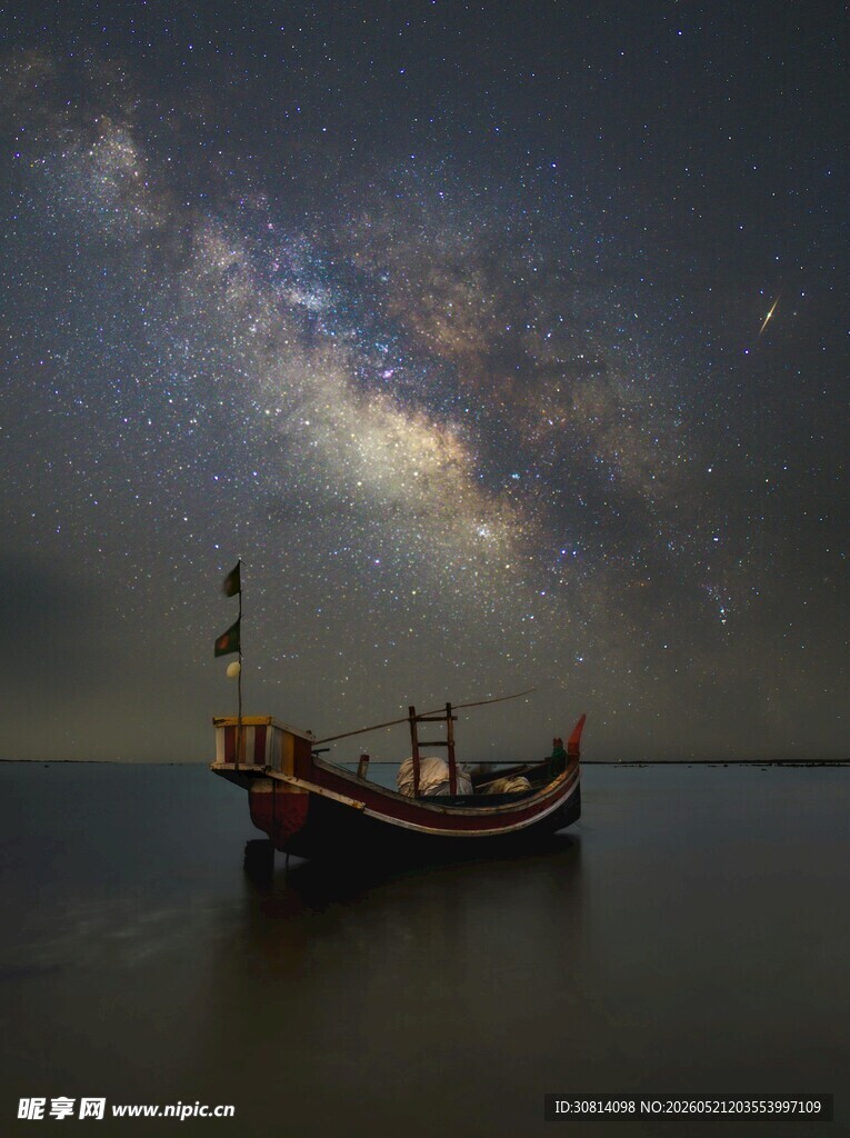 夜海孤舟伴璀璨星河