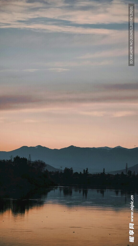 湖畔黄昏美景