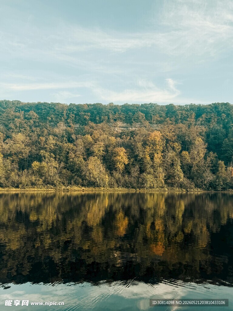 秋日湖畔美景