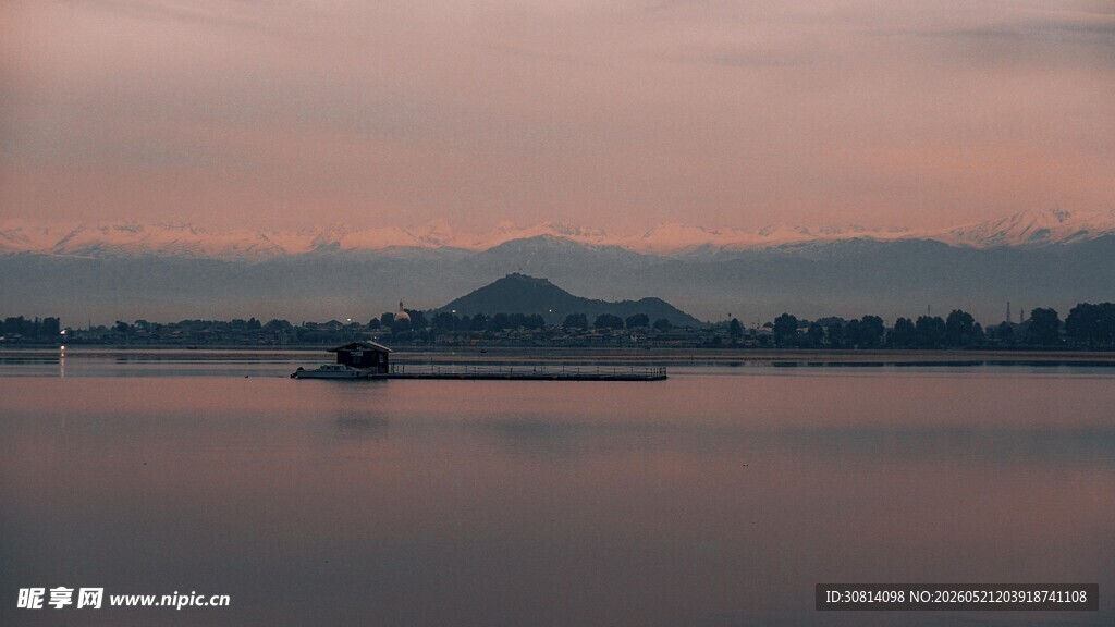 湖畔黄昏美景