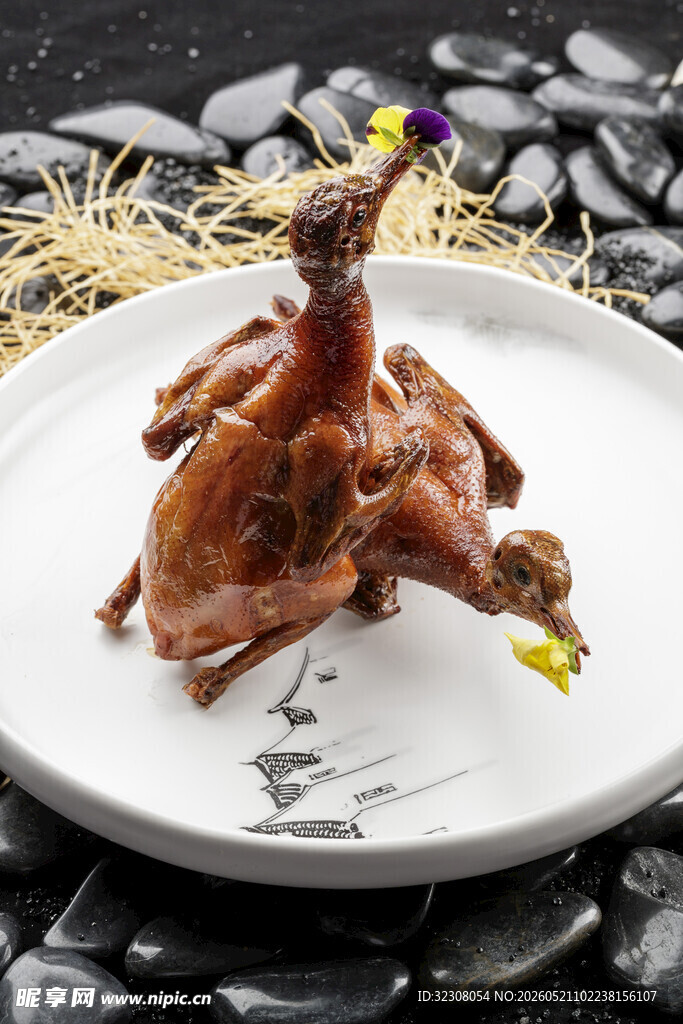 香酥烤乳鸽摆于盘中