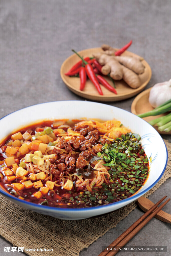 麻辣肉酱面