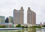 河畔双子高楼城市景观