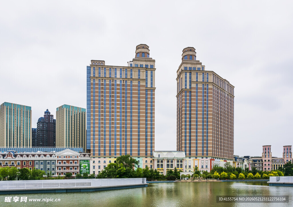 河畔双子高楼城市景观