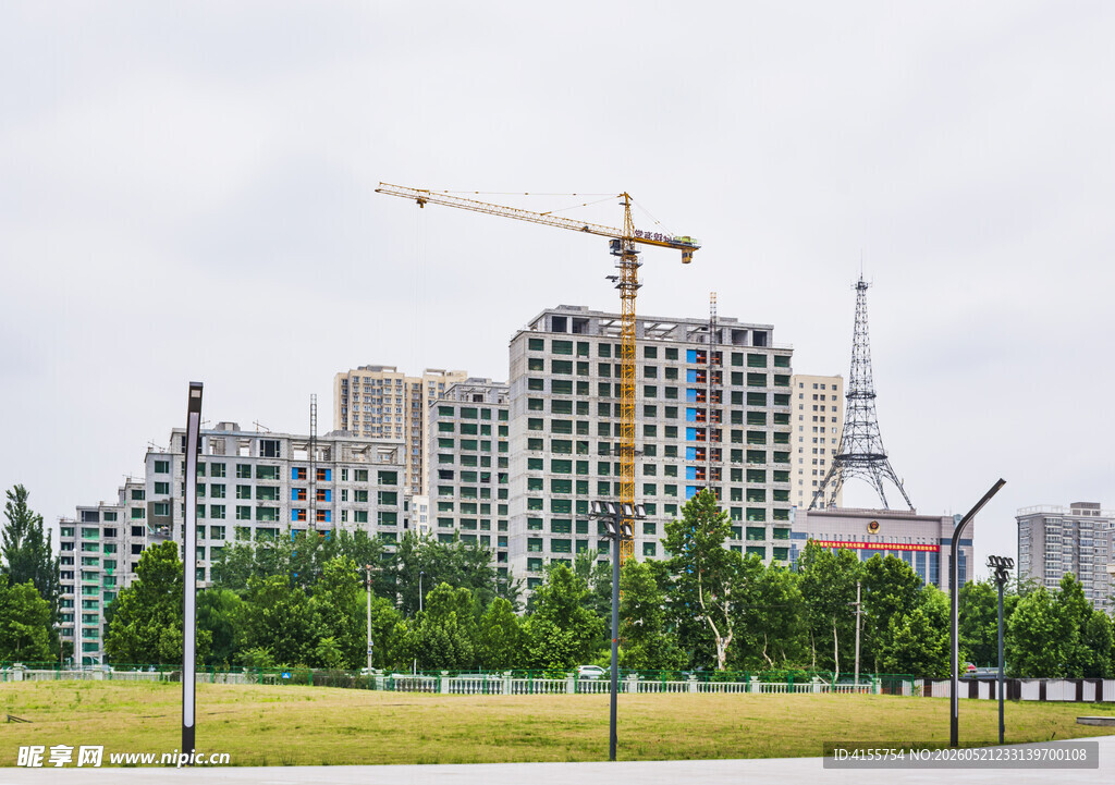 城市在建高楼与塔吊景观