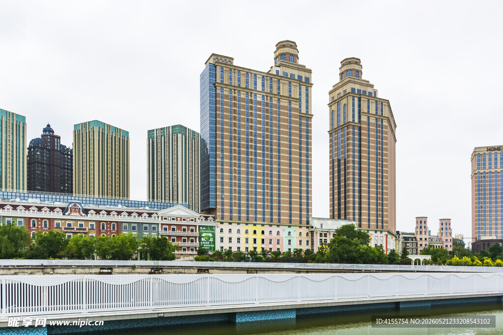 城市河畔高楼景观