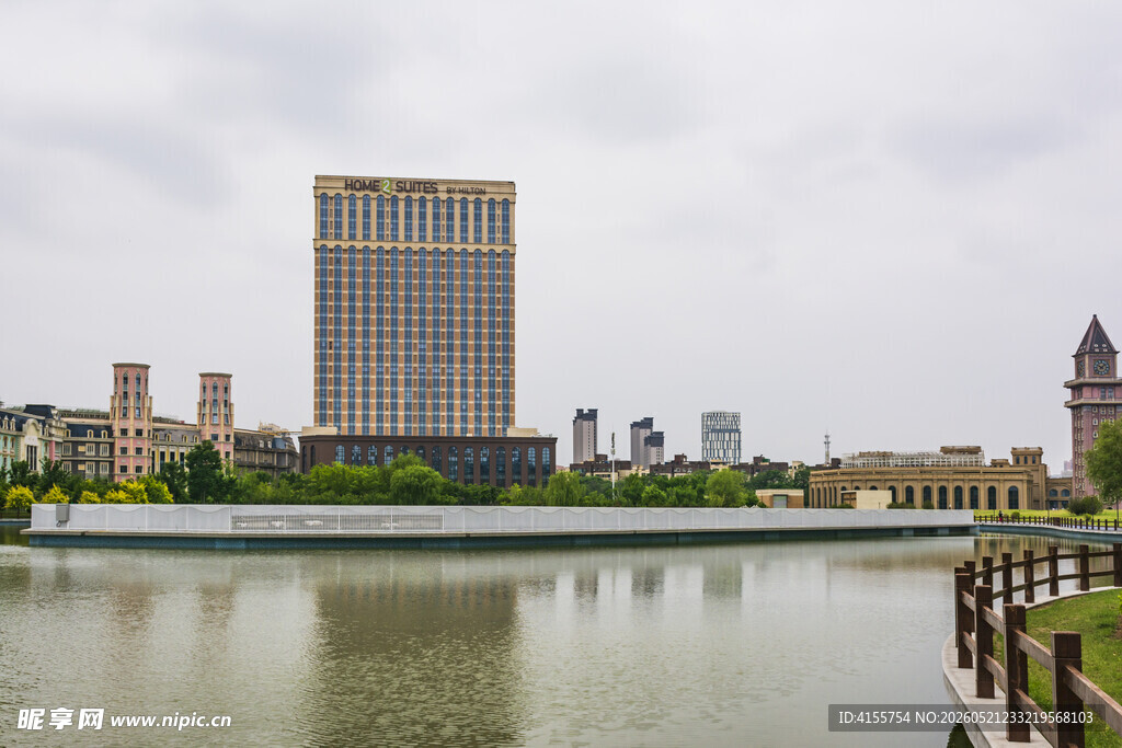 城市湖畔矗立的高楼景观