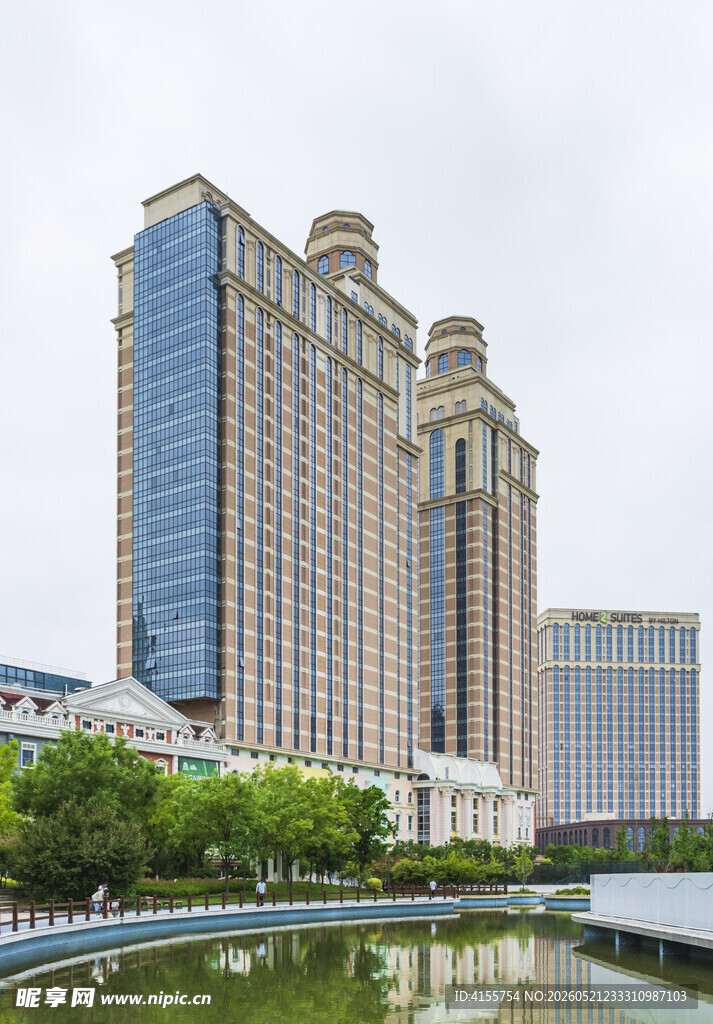 河畔高楼建筑群景观