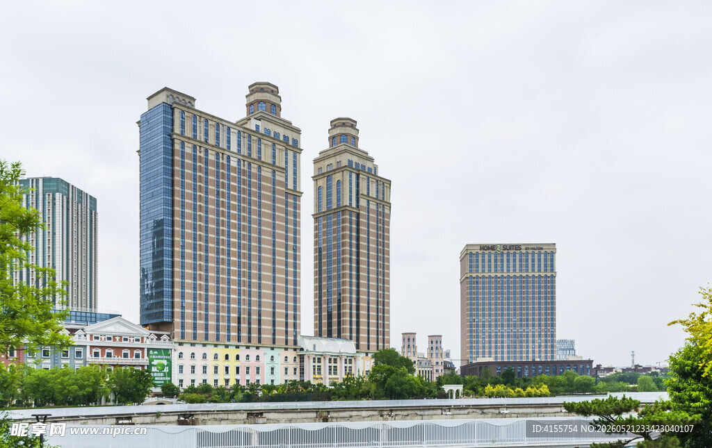 河畔高楼林立的城市景观