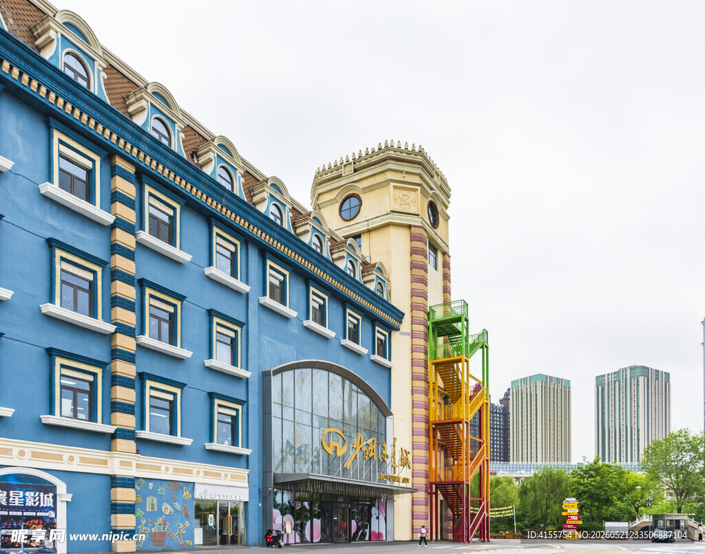 蓝色欧式建筑与城市景观