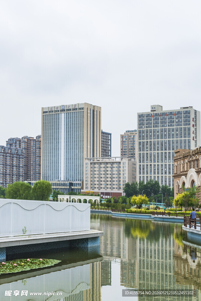 城市河畔现代建筑景观