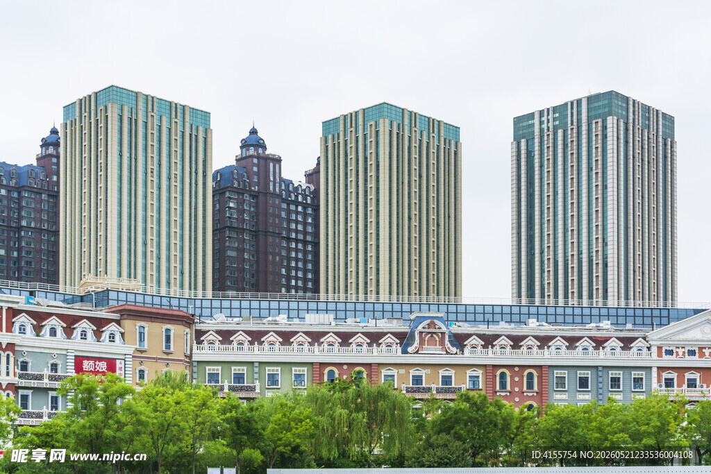 城市高楼与低层建筑景观