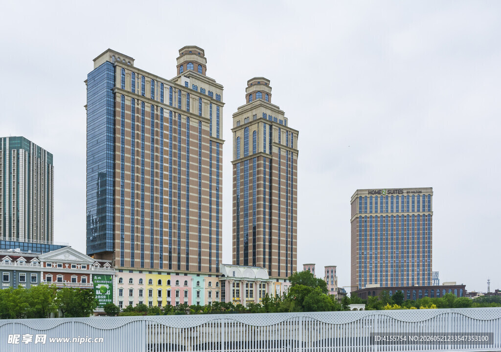 河畔高楼林立的城市景观