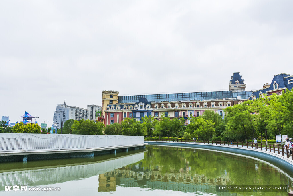 欧式建筑倒映于平静水面