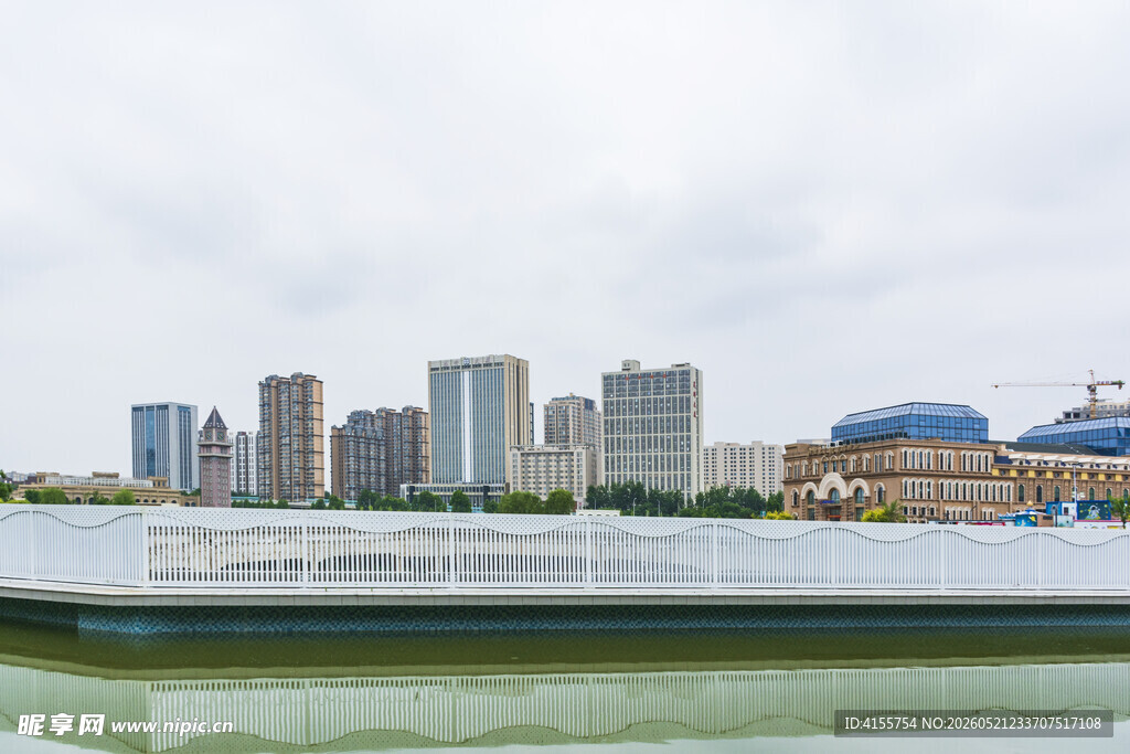 城市河畔高楼景观