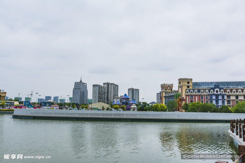 河畔城市风光
