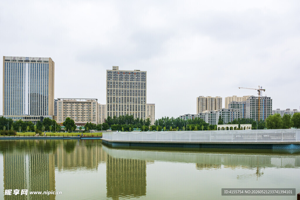 城市湖畔风光
