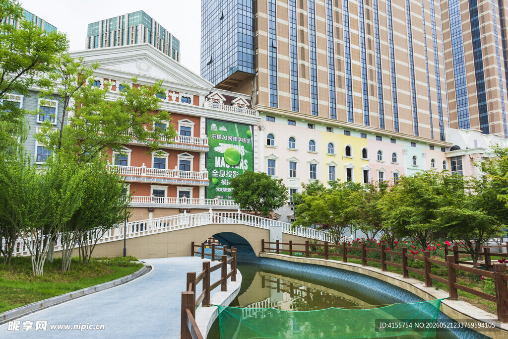 城市河畔多彩建筑景观