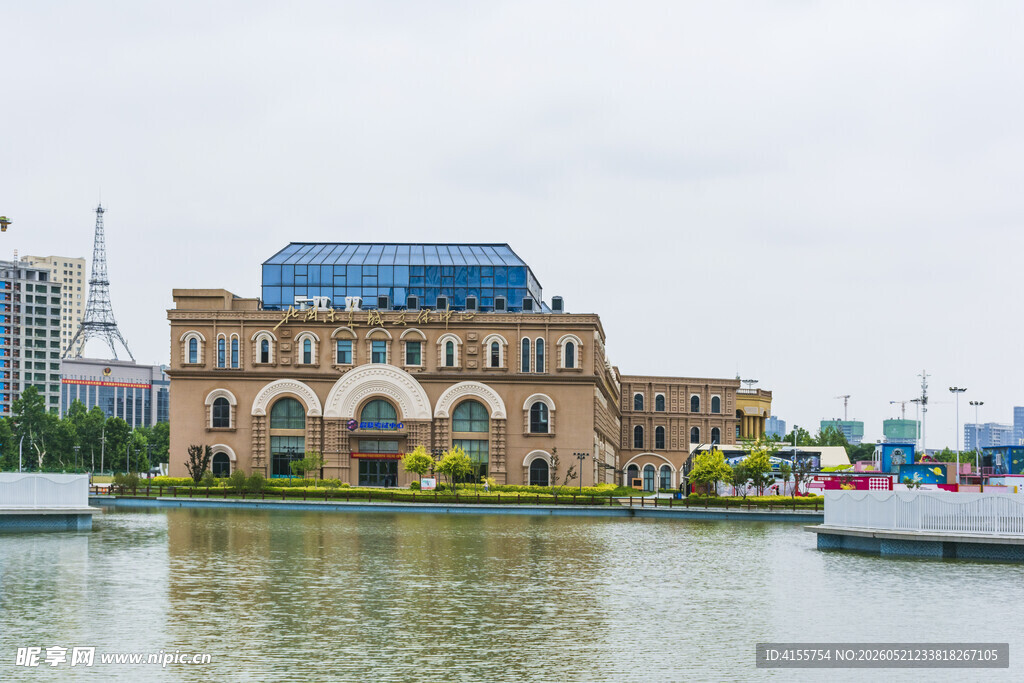 水边欧式建筑景观