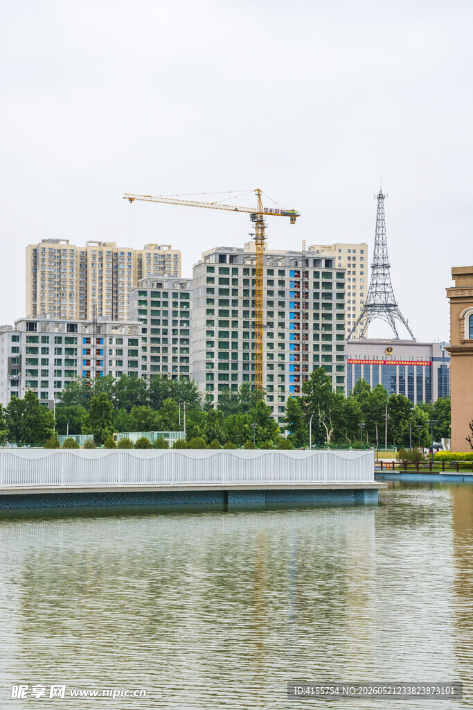 河畔城市建筑与施工景象