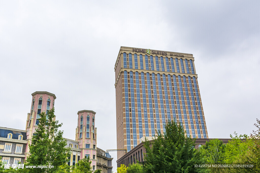 城市高楼与古典建筑景观