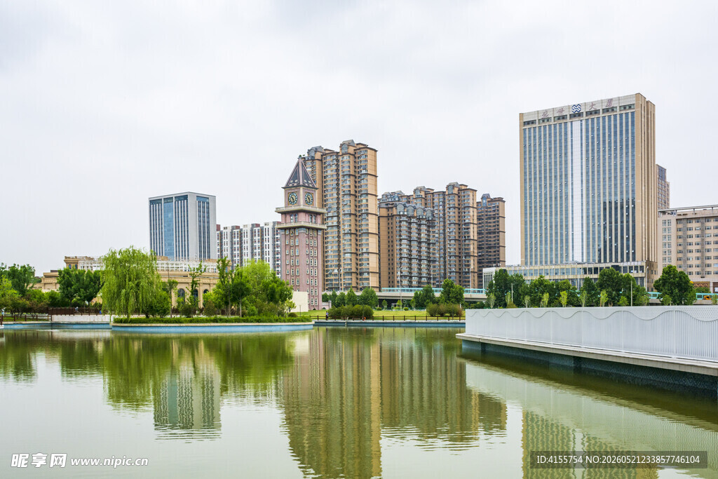 城市湖畔高楼景观
