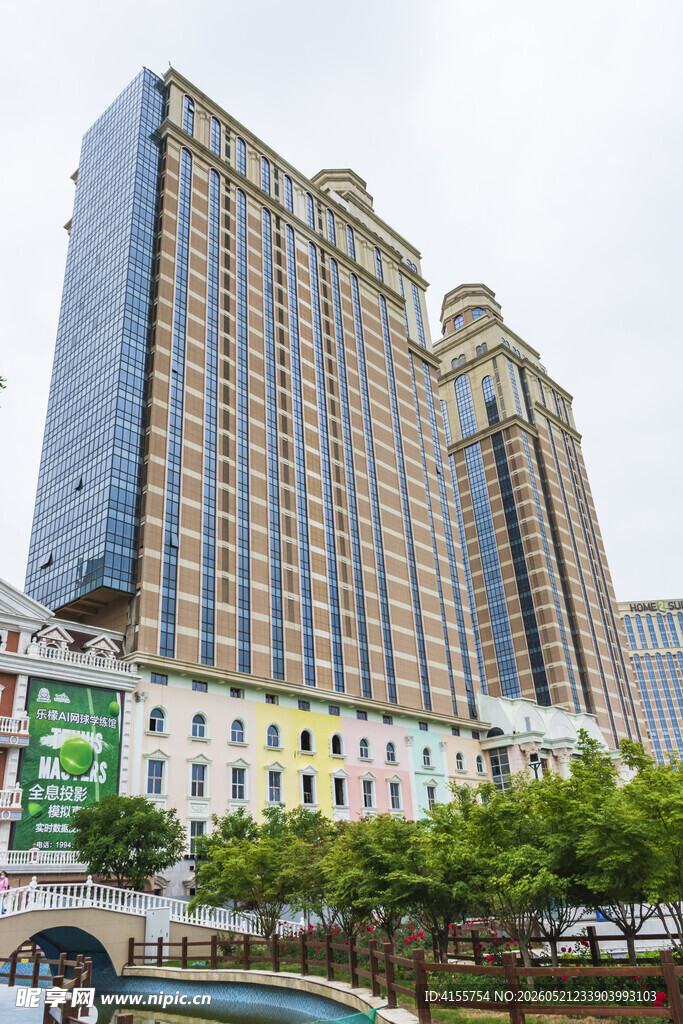 城市中高耸的现代化摩天大楼