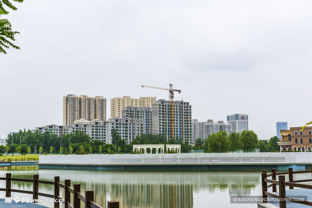 湖畔城市风光建筑与水景