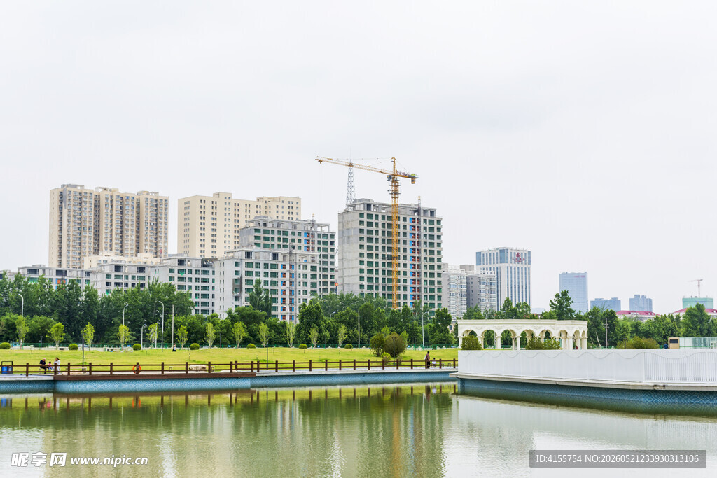 城市湖畔建筑与施工景象