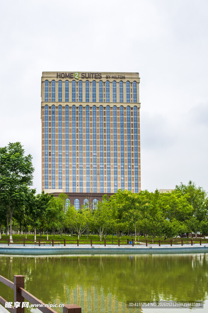 湖畔高楼景观
