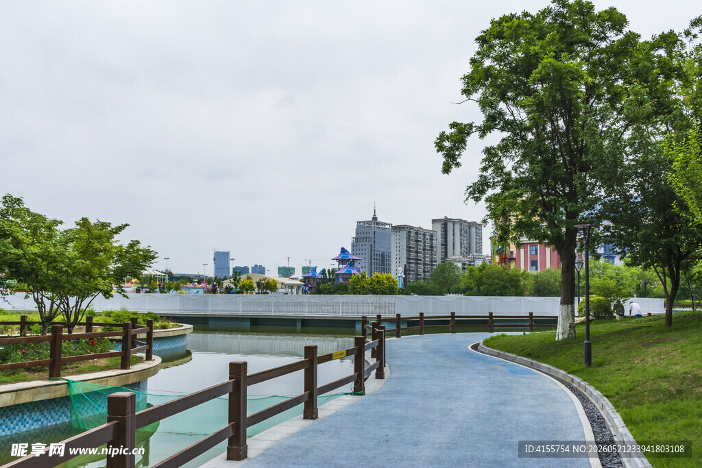 城市河畔的宁静步道风光