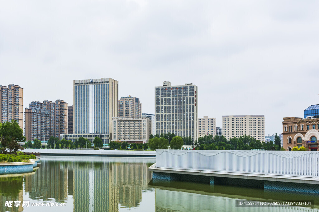 城市河畔风光