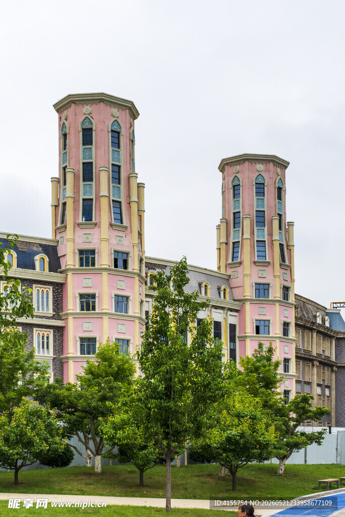 欧式双塔楼建筑景观