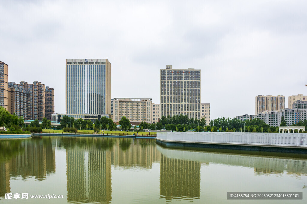 城市湖畔风光