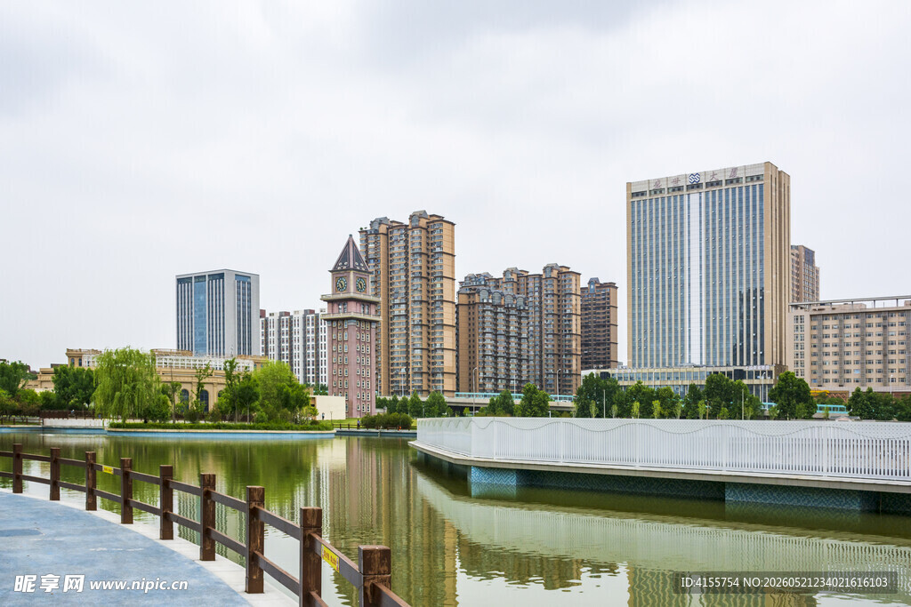 河畔城市风光
