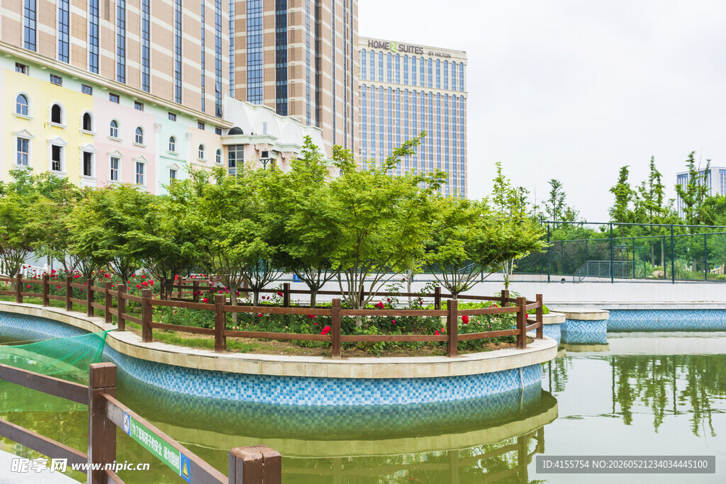 城市河畔景观绿化带