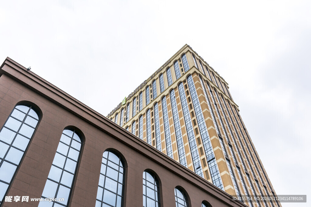 现代与古典建筑风格对比