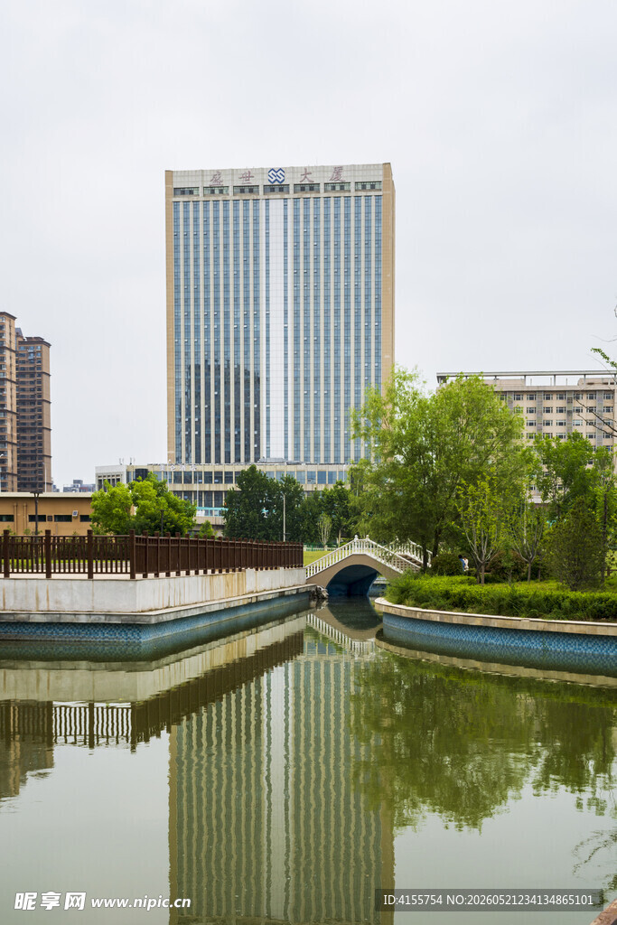 城市河畔的现代建筑景观