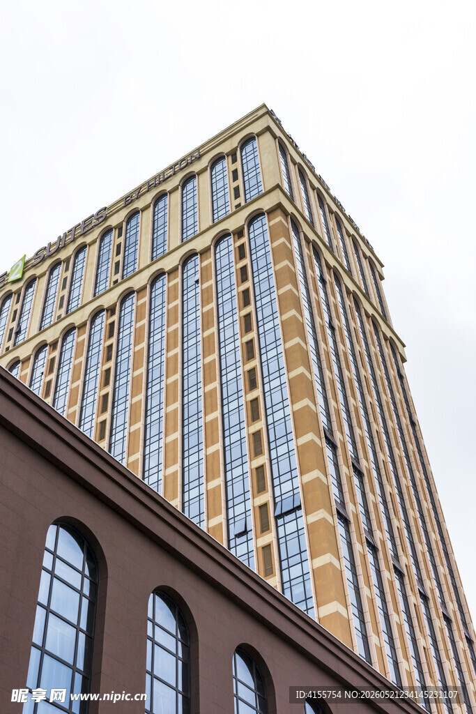现代高楼与传统建筑对比
