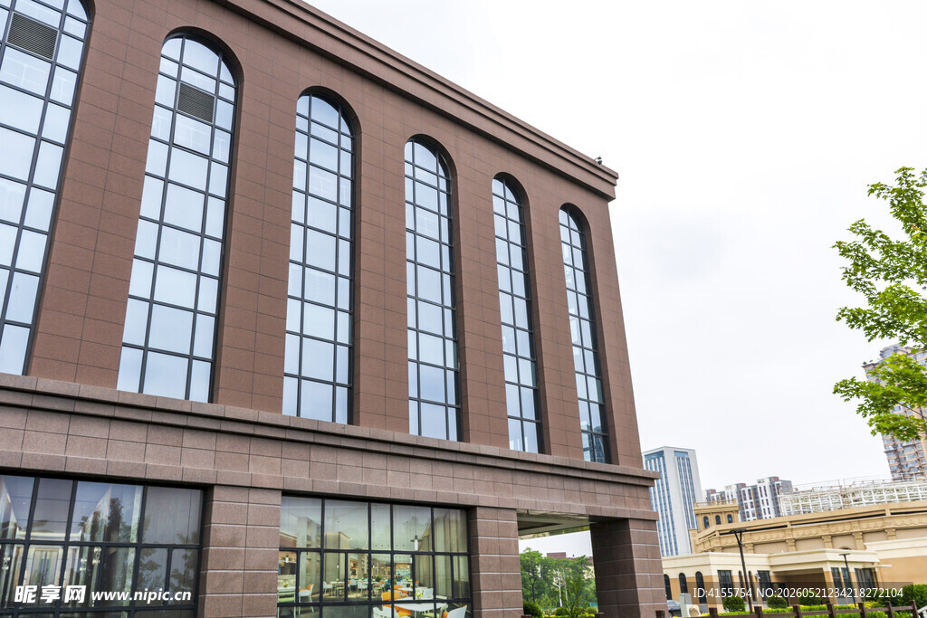 现代风格的多层商业建筑