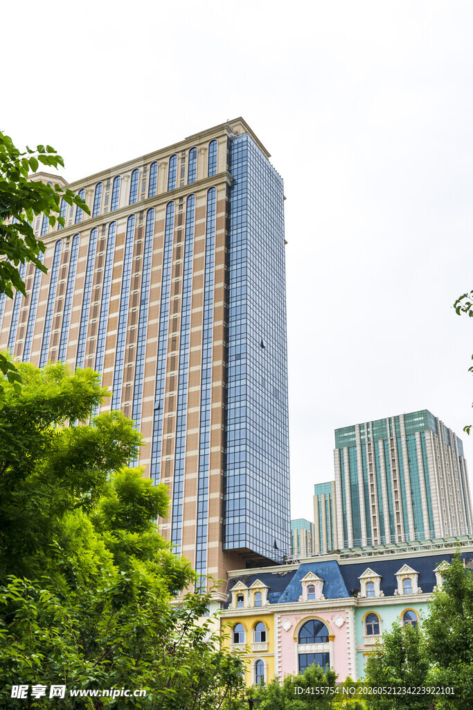 城市高楼与绿树景观