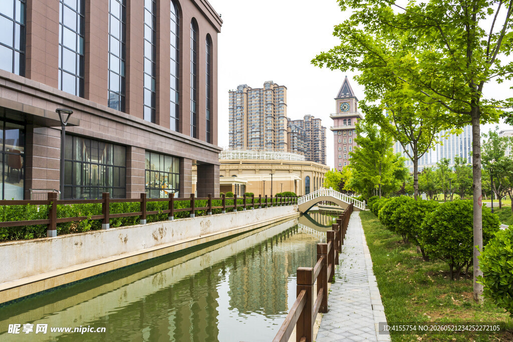 城市河畔景观绿植相伴
