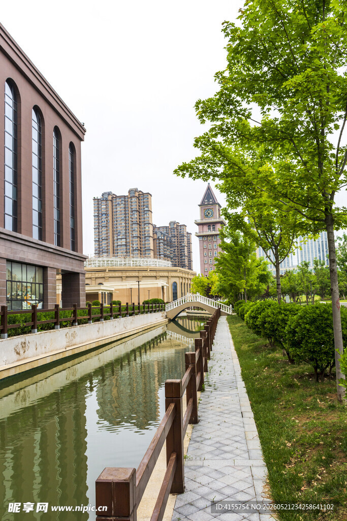 河畔城市景观绿意盎然