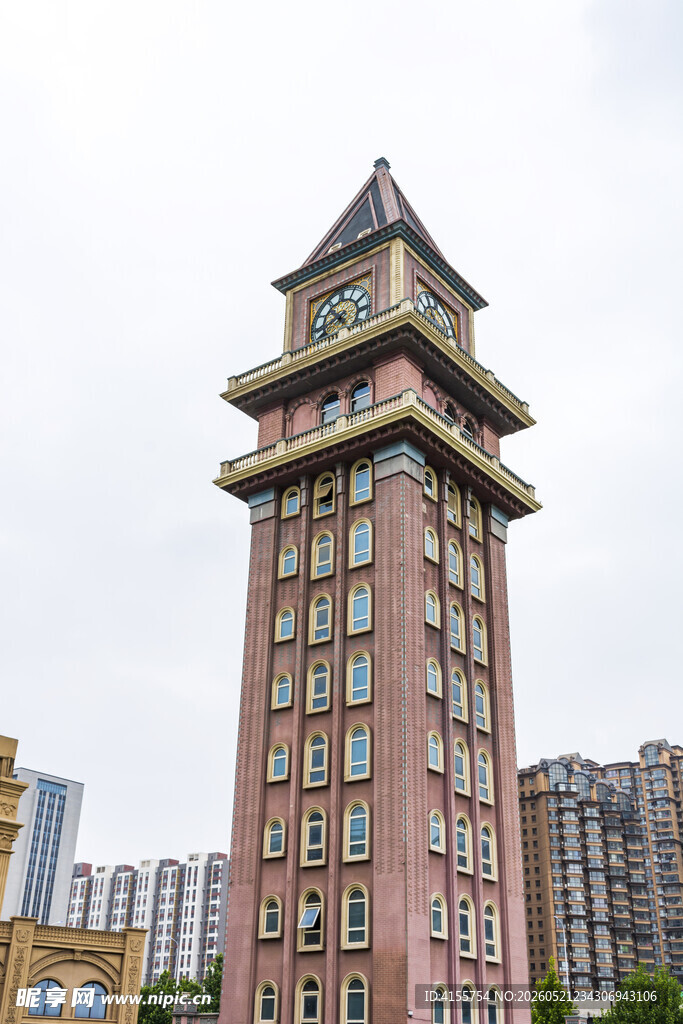 高耸钟楼建筑