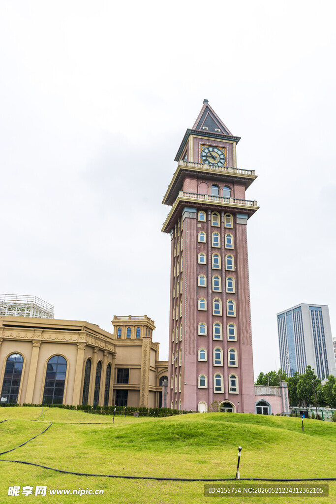 欧式钟楼建筑绿草如茵